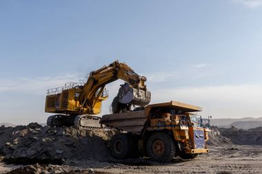 Kömür bölümü, Primorsky Krai, Rusya Federasyonu - Mart 2017: chalk pit. Ekskavatör Kamyonun içine toprak dökülen