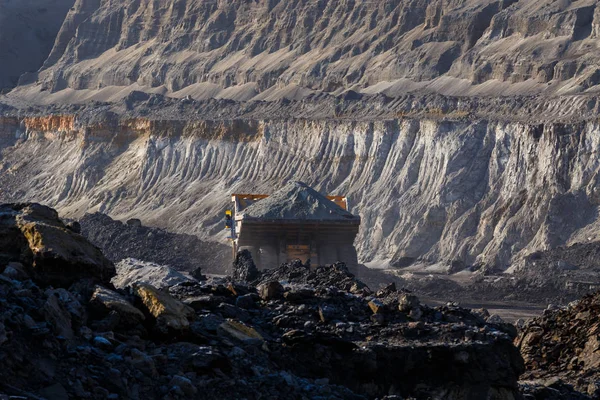 沿海地方 ロシア 2017 大型ダンプ トラック岩を搭載しました Belaz 密な朝の霧 — ストック写真