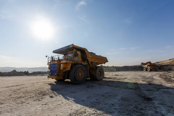 沿海地方 ロシア 2017 大型ダンプ トラック岩を搭載しました Belaz 密な朝の霧 — ストック写真