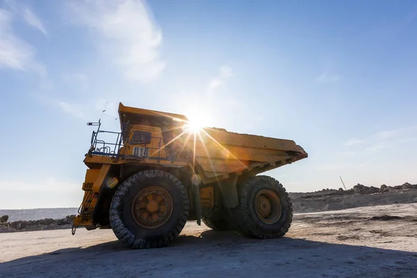 沿海地方 ロシア 2017 大型ダンプ トラック岩を搭載しました Belaz 密な朝の霧 — ストック写真