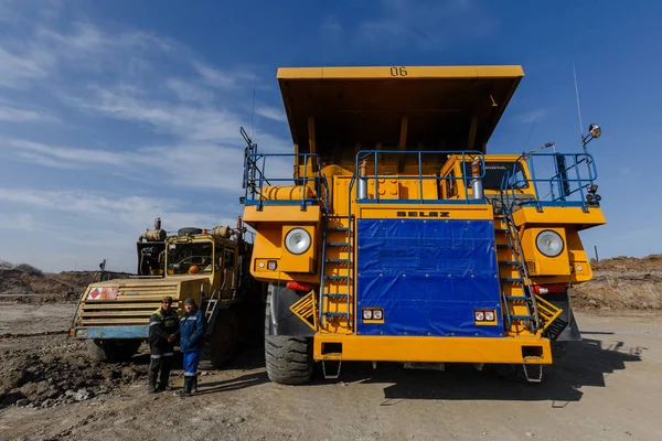 Primorsky Krai Rússia Março 2017 Grande Caminhão Lixo Carregado Pedras — Fotografia de Stock