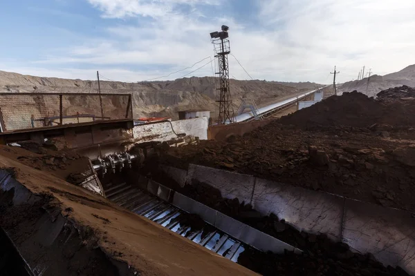 セクションを石炭 石炭採掘 有用な鉱物の抽出 石炭鉱業 石炭鉱山機械 — ストック写真