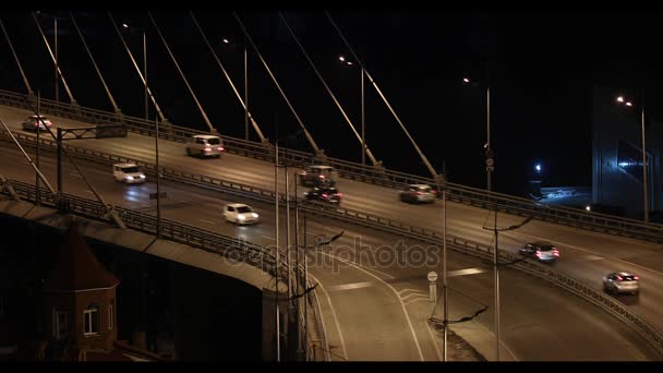 Gouden Tuibrug Auto Wegverkeer Van Bovenaf Moderne Vladivostok Rusland Nacht — Stockvideo