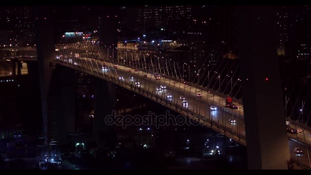 Golden Cable Stayed Bridge Road Car Traffic Iluminação Noturna Moderna — Vídeo de Stock