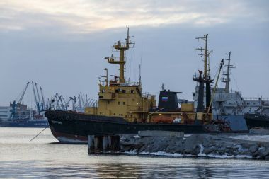 Vladivostok, Rusya, 2017: Tüccar ve savaş gemileri Haliç Bay Vladivostok içinde roadstead üzerinde. Seaport Vladivostok