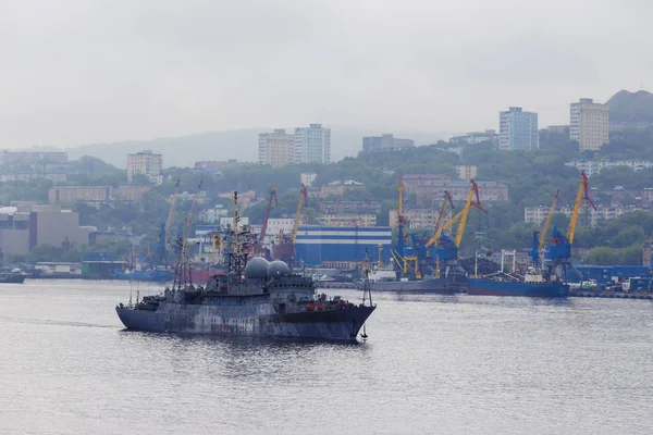 Vladivostok Rusia 2017 Comerciantes Buques Guerra Carretera Bahía Del Cuerno — Foto de Stock