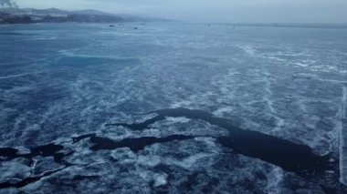 Arktik buz kütleleri üzerinde uçan.