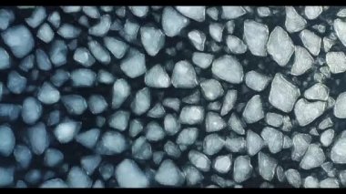 Arktik buz kütleleri üzerinde 4 k. uçan.