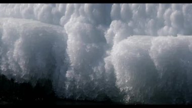 Kıyıya yakın denizde yüzen buz