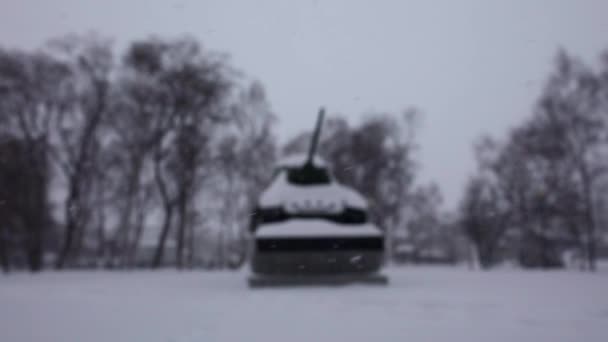 Tanque Exposição Durante Segunda Guerra Mundial Durante Uma Queda Neve — Vídeo de Stock