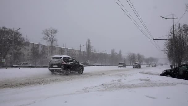 Autos Fahren Während Eines Schneefalls Auf Die Verschneite Stadt Die — Stockvideo