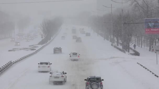 車は雪に覆われた都市 ウラジオストク市 スローモーション撮影に降雪時行く — ストック動画