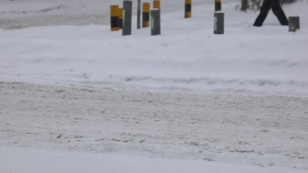 車は雪に覆われた都市 ウラジオストク市 スローモーション撮影に降雪時行く — ストック動画