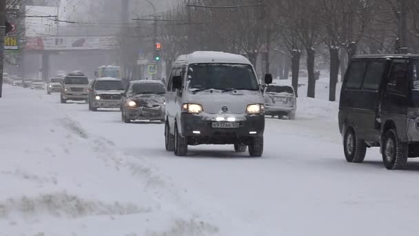 Auto Vanno Durante Una Nevicata Sulla Città Innevata Città Vladivostok — Video Stock