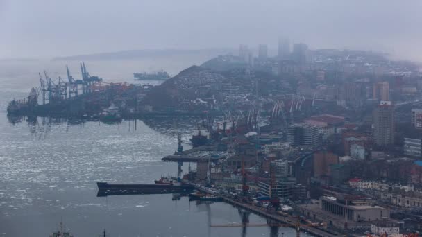 Egersheld Das Stadtzentrum Von Wladiwostok Mit Einem Seehandelshafen Nebel Wladiwostok — Stockvideo