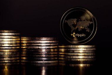 diğerleri üzerinde paralar dönen 4 k fiziksel metal altın Ripplecoin para. Dünya çapında sanal Internet para. Dijital Ripple sikke siber, cryptocurrency Xrp.