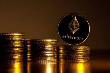 4 k fiziksel metal gümüş Ethereum para beyaz arka plan üzerinde. Yeni Dünya çapında sanal Internet para. Dijital Etherum sikke siber, cryptocurrency Eth.