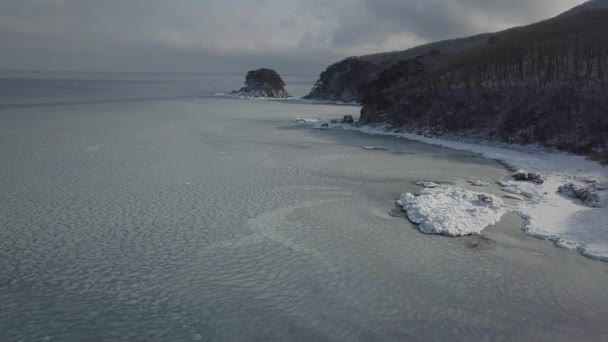 海の崖 急な岩の多い海岸線極東沿海地方の海洋保護区の空撮 — ストック動画