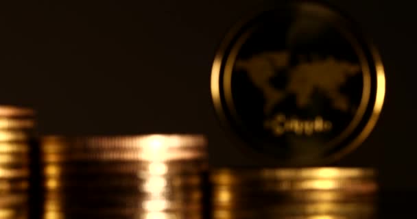 Metal Físico Oro Ripplecoin Moneda Que Gira Sobre Otras Monedas — Vídeo de stock