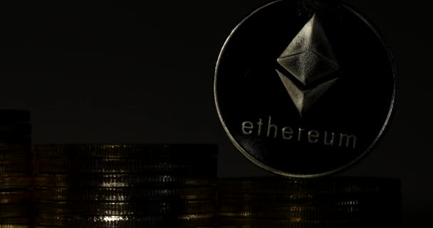 Mata Uang Perak Ethereum Logam Fisik Pada Latar Belakang Putih — Stok Video