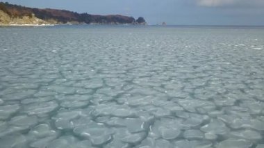 Arktik buz kütleleri üzerinde uçan.