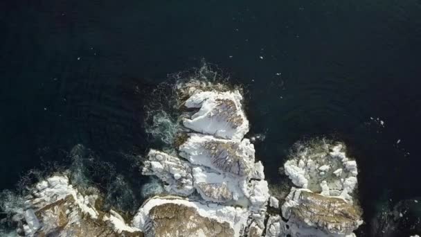 Αεροφωτογραφία Του Ωκεανού Βράχο Απότομες Βραχώδεις Ακτές Άπω Ανατολής Θαλάσσιας — Αρχείο Βίντεο