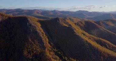 Yukarıdan bak. Dalnegorsk 'un sonbahar tepelerinin üzerinde uçuyor. Dalnegorsk 'taki 611 numaralı dağ manzarası, 1986' da bir Ufo 'nun düştüğü yer..