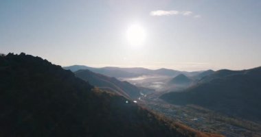 Yukarıdan bak. Dalnegorsk 'un sonbahar tepelerinin üzerinde uçuyor. Dalnegorsk 'taki 611 numaralı dağ manzarası, 1986' da bir Ufo 'nun düştüğü yer..