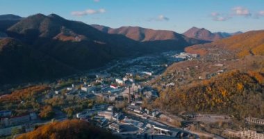 Yukarıdan bak. Uzak Doğu 'daki küçük Dalnegorsk kasabasının üzerinde uçuyor. Şehir yüksek dağlar arasında yer almaktadır..