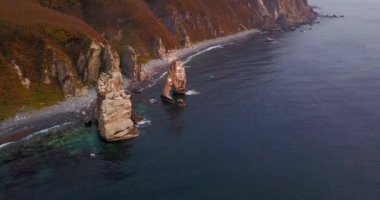 Yukarıdan bak. Güzel sonbahar manzarası. Sikhote-Alin Biyosfer rezervindeki kayalık sahil. Deniz Kekuraları.