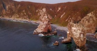 Yukarıdan bak. Güzel sonbahar manzarası. Sikhote-Alin Biyosfer rezervindeki kayalık sahil. Deniz Kekuraları.