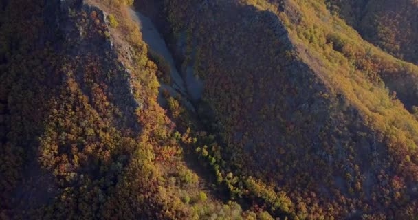Вид Сверху Летают Над Осенними Холмами Маленького Городка Дальнегорск Вид — стоковое видео