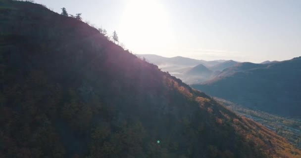 Blick Von Oben Fliegen Über Die Herbstlichen Hügel Der Kleinstadt — Stockvideo