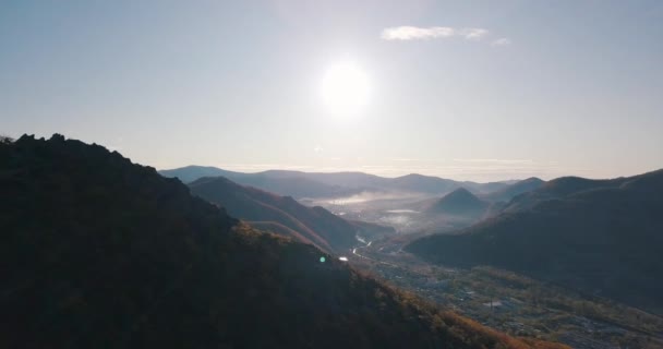 Vista Desde Arriba Volando Sobre Las Colinas Otoño Pequeña Ciudad — Vídeos de Stock