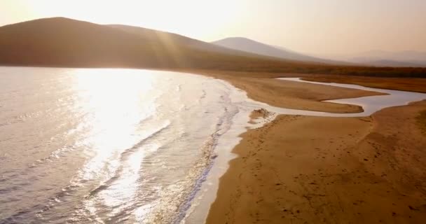 Вид Сверху Красивый Осенний Пейзаж Пролетая Над Диким Песчаным Пляжем — стоковое видео