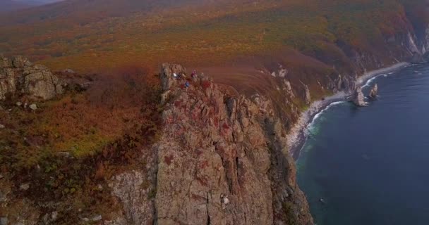从上往下看 美丽的秋天风景 Sikhote Alin生物圈保护区的岩石海岸 — 图库视频影像