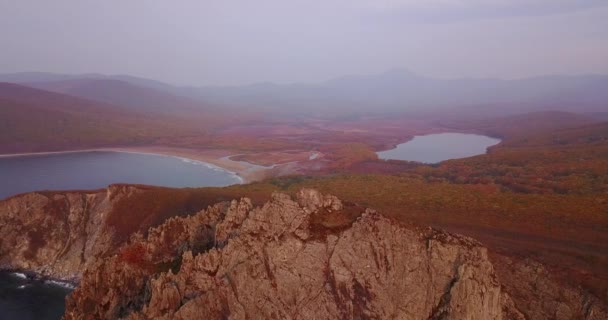 Вид Зверху Прекрасний Осінній Краєвид Скелясте Узбережжя Біосферного Заповідника Сіхот — стокове відео