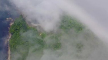 Yukarıdan ateş ediyorlar. Sisin içindeki yeşil ıssız ada. Lazovsky rezervindeki sisli Petrov adası. Dünyanın tek porsuk koruluğunun olduğu ada..