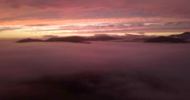 Yukarıdan ateş ediyorlar. Gün batımında güzel bulutların üzerinde uçuyor..