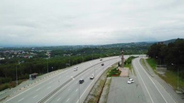 Arial. Primorsky Krai ve Uzak Doğu 'nun başkenti Vladivostok' un banliyölerindeki işlek bir federal otoyolun üzerinde uçuyor. Vladivostok şehrinin Rostral kolonunun yakınındaki federal otoyol..