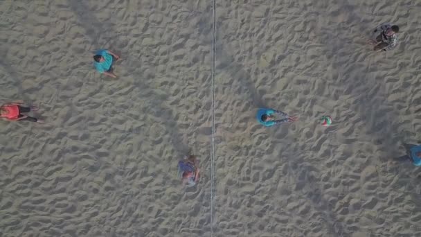 Beachvolleyball Junge Leute Spielen Auf Dem Weißen Sand Einem Wilden — Stockvideo