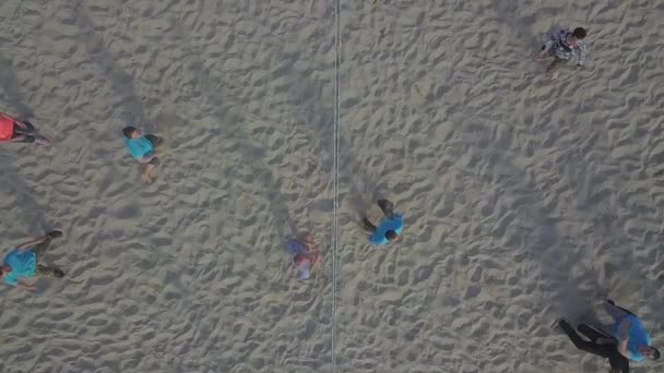 Beachvolleyball Junge Leute Spielen Auf Dem Weißen Sand Einem Wilden — Stockvideo