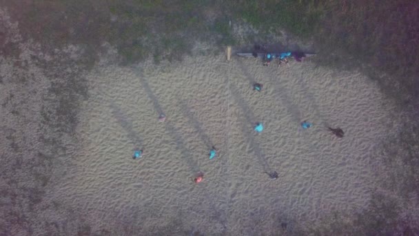 청소년들은 해변의 백사장에서 배구를 위에서 — 비디오