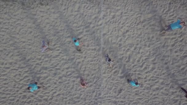 Piłka Plażowa Młodzi Grają Siatkówkę Białym Piasku Dzikiej Plaży Widok — Wideo stockowe