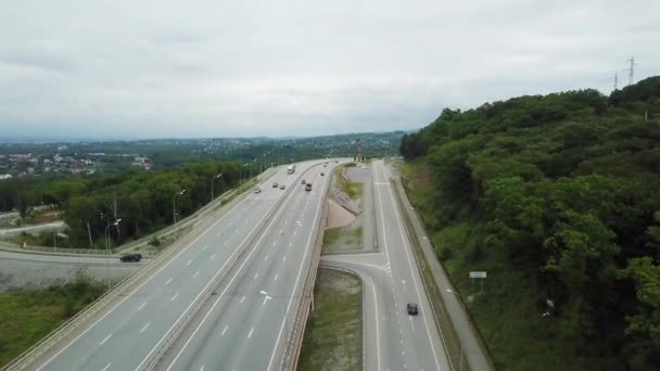 Een Arial Vliegen Een Drukke Federale Snelweg Buitenwijken Van Vladivostok — Stockvideo