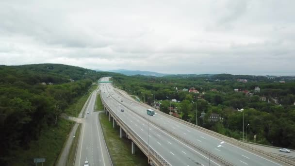 Arial Volando Sobre Una Concurrida Carretera Federal Los Suburbios Vladivostok — Vídeos de Stock