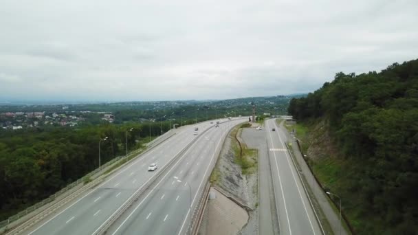 Arial Survoler Une Autoroute Fédérale Très Fréquentée Dans Banlieue Vladivostok — Video