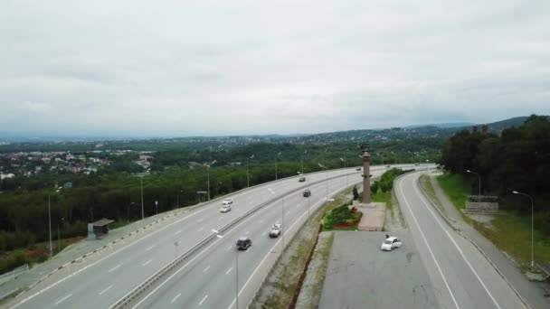 Arial Volando Sobre Una Concurrida Carretera Federal Los Suburbios Vladivostok — Vídeos de Stock