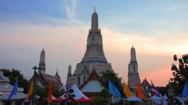 Nisan 2019 - Bangkok, Tayland - Yavaş Hareket. Chao Phraya Nehri, Bangkok. Chao Phraya nehrinde şafak vakti güzel beyaz Beddian stupası.