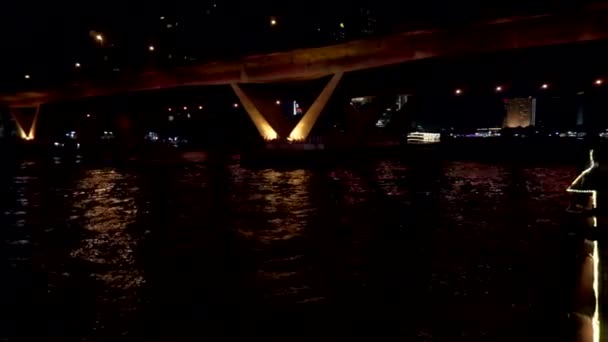 チャオプラヤ川 バンコクのチャオプラヤ川の橋の下のフェリーで夜 — ストック動画